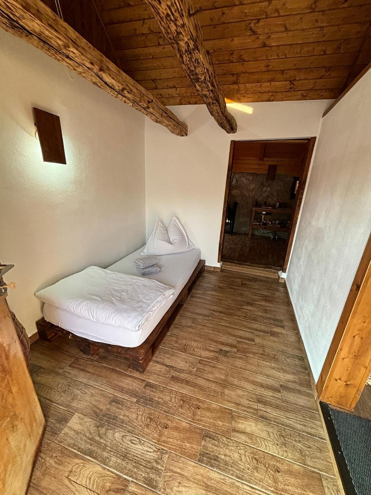 Salas U Bregu In Cheile Carasului Ferienhaus Crasova
